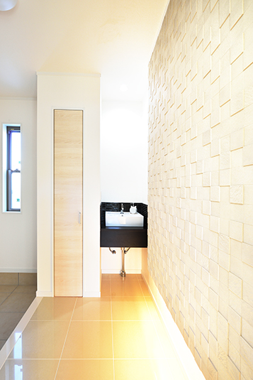 玄関脇スペースのシックな洗面台