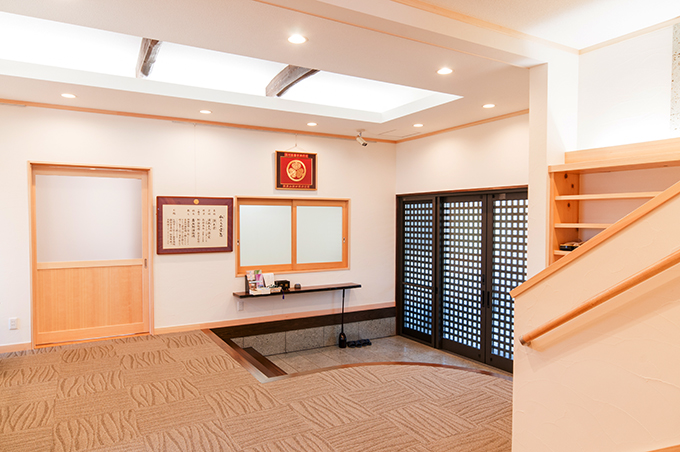 天井の間接照明で明るい空間