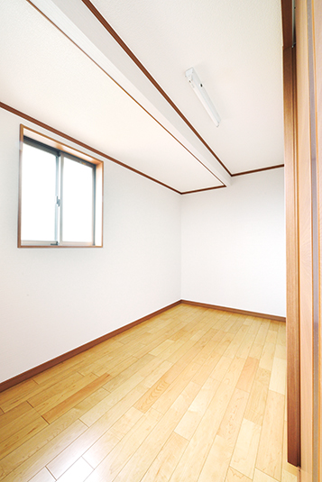 天井のラインが印象的な室内