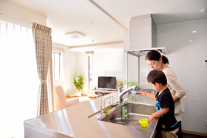 作業スペースのゆったりとしたキッチン