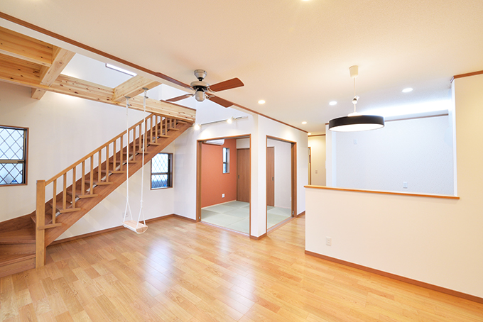 吹き抜けのある開放的なリビング