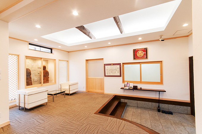 光溢れる天井が迎えるエントランス