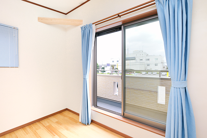 日当たりの良い明るい洋室