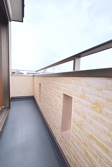 無造作なタイル模様のベランダ