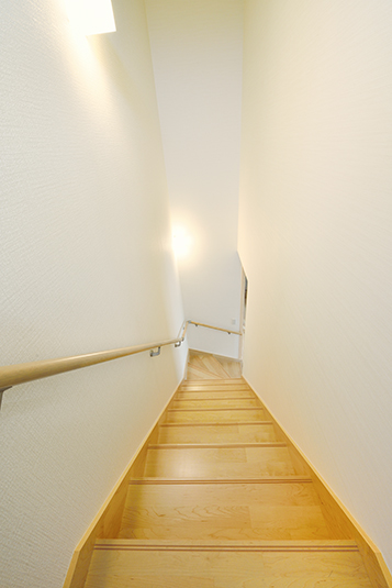 間接照明が優しく照らす階段