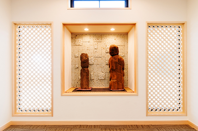 柔らかな光が注ぐ斜め格子