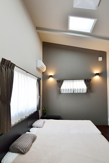 採光を複数方向から取り入れる寝室