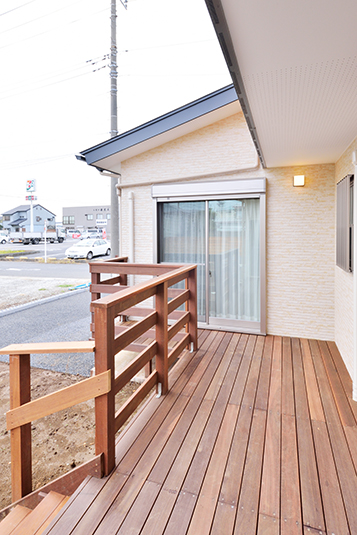 ウッドデッキが部屋と部屋を繋ぐ
