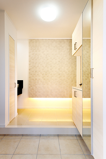 白を基調とした光の溢れる玄関