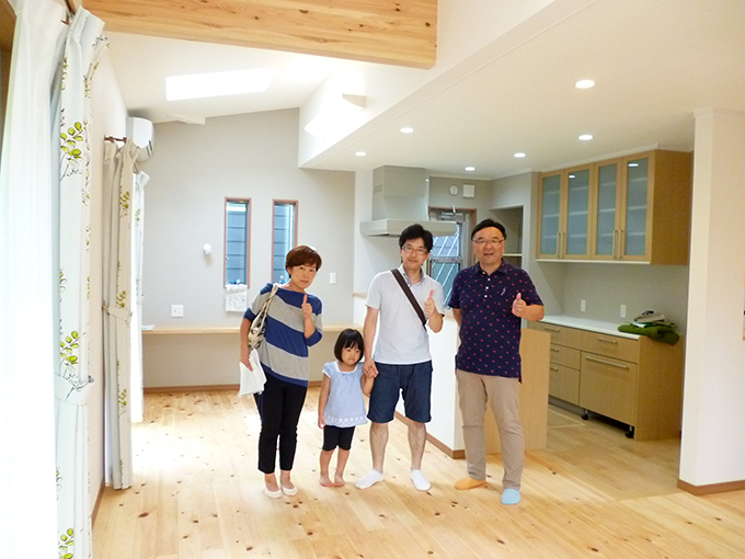 無垢材に光の反射するリビング