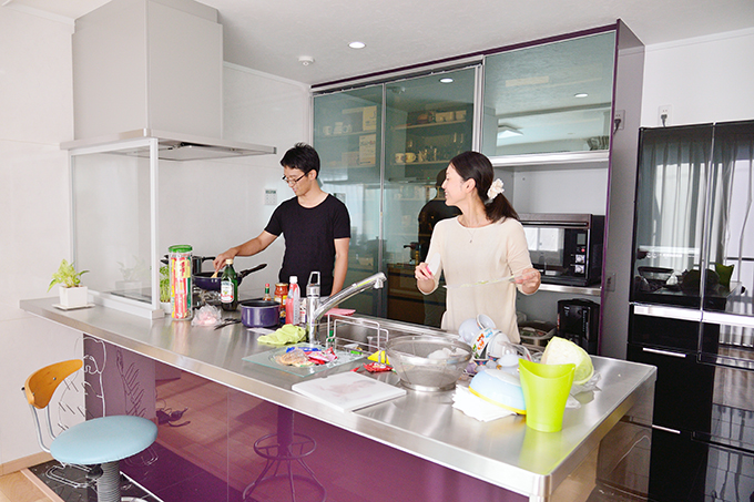 似紫色の印象的なカウンターキッチン