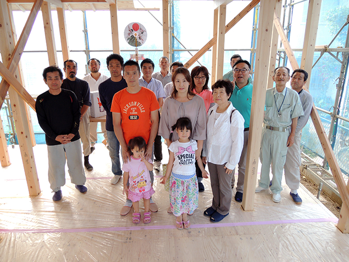 家族と作り上げる建設中の様子