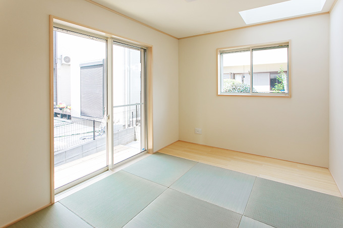 ２つの窓と板の間のある明るくシンプルな和室