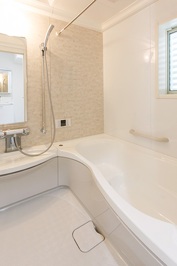 浴室はベージュをさりげなくアクセントとして、ナチュラルで落ち着きある空間に