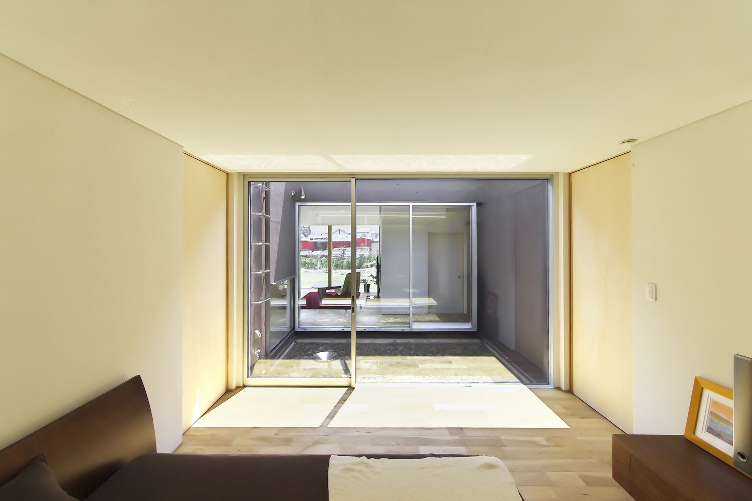 リビングと寝室は水盤を介して繋がっている。