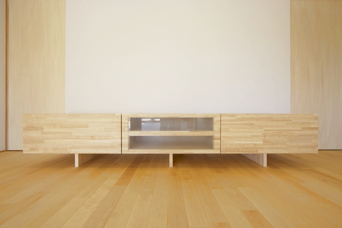 室内仕上げと素材を統一した造作ＴＶ台。