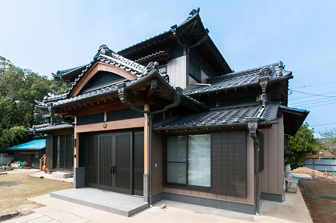 瓦屋根が美しい落ち着きある外観