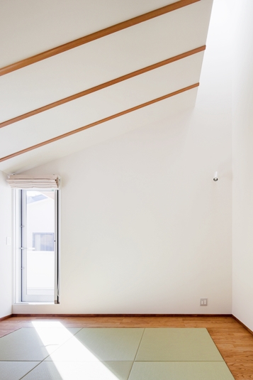 淡い光が落ちる寝室