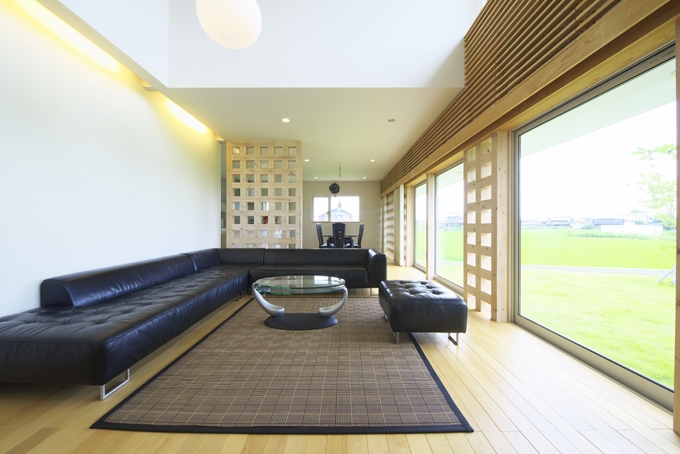 吹抜けのある開放的なリビング。