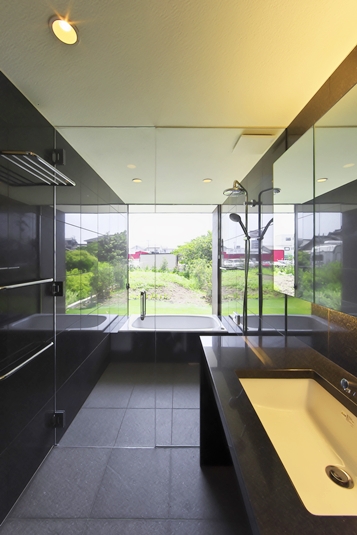 仕上げ素材を揃えた洗面と浴室。