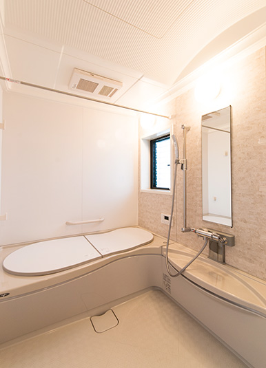 緩やかな曲線デザインの浴室