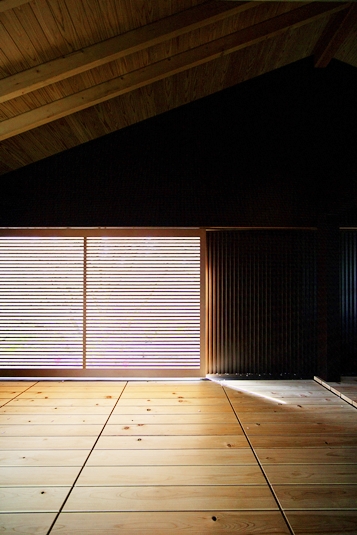 柔らかい光が差し込むデッキの格子戸。