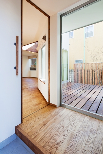 中庭に抜ける玄関ホール