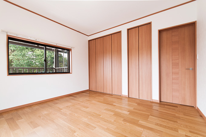 ウッド調の建具がナチュラルな雰囲気を作る
