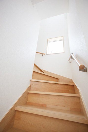 階段途中にある小さな窓からは明るい光が届く