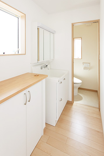 ホワイト×ウッド調でまとめた明るくさわやかな洗面・トイレ