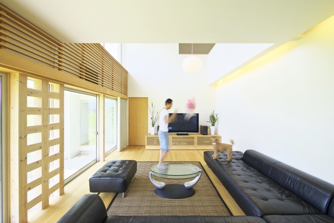 リビングの要所に配置した格子の耐力壁は開放的な居住空間を生み出す。
