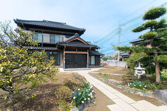 広々とした和風庭園のある玄関アプローチ