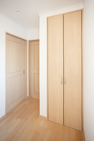 ナチュラルなやさしい色合いの建具