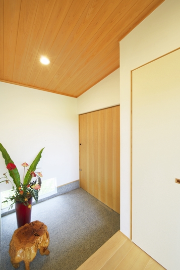 木製建具の玄関。