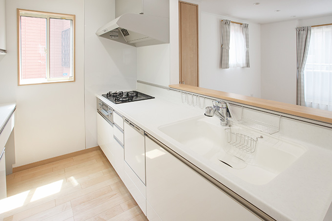 清潔感あふれる白いキッチン