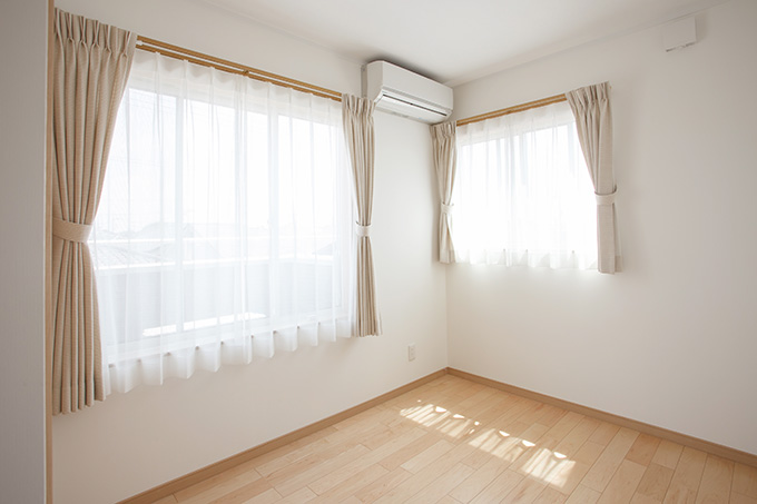 やわらかい光を感じる淡い色彩でまとめた室内