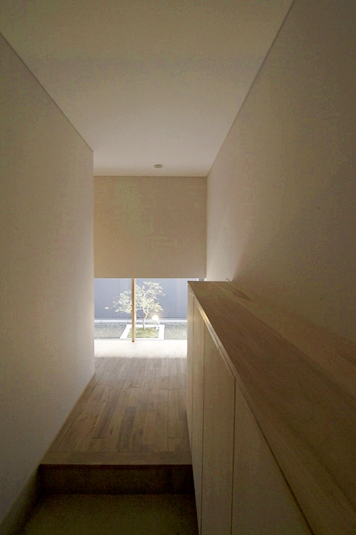 静かにたゆたう水盤が迎え入れる玄関。