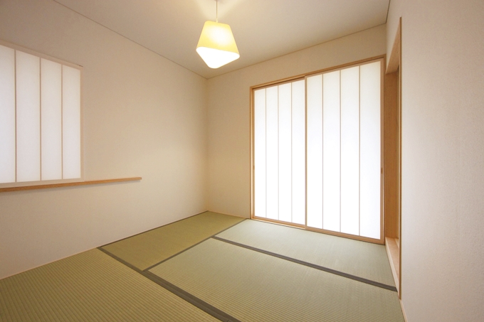 障子から優しい光が差し込む和室。