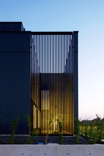 北側全面道路から外観を眺める。