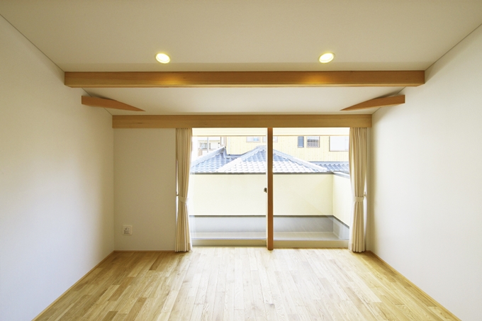 勾配天井の２階寝室。