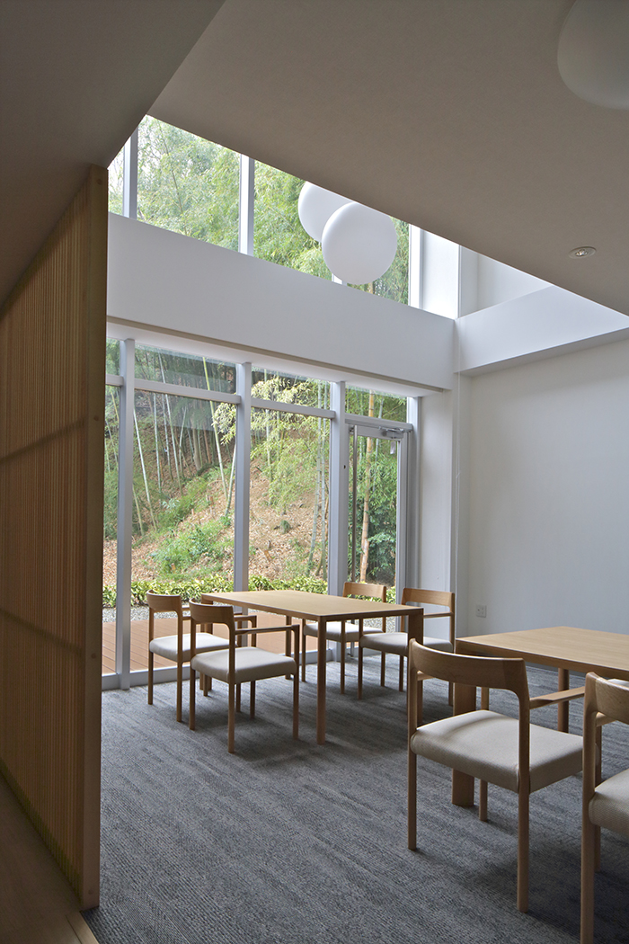 ワンルームタイプの森に開かれた共用リビング