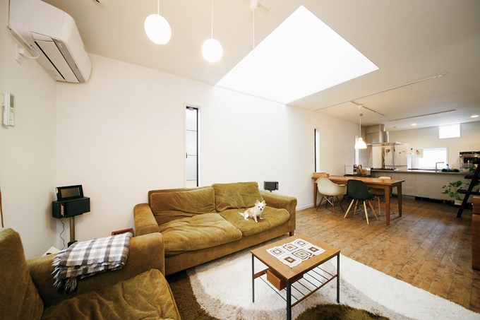 吹き抜けより柔らかな光が降り注ぐリビング