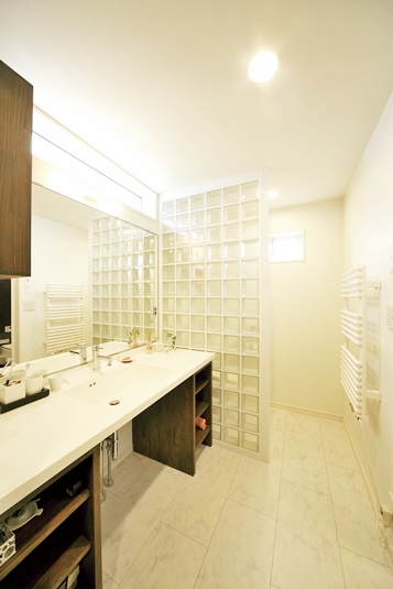 大きな鏡とガラスブロックでゆったりとした印象に