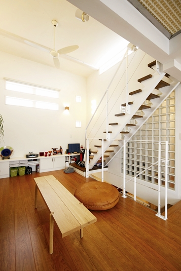 リビングにある圧迫しないオープンな階段