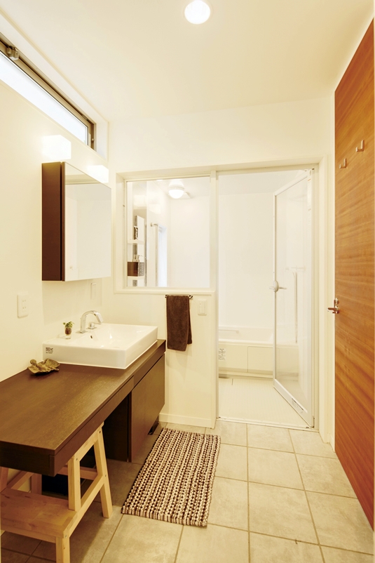 ブラウンの木目をアクセントにした洗面スペース