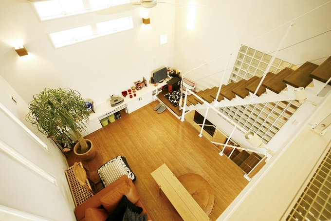 吹き抜けよりリビングを見下ろす