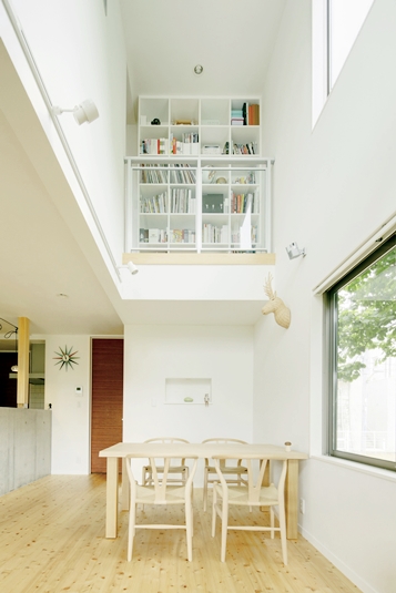 吹き抜けから明るい自然光がそそぐ