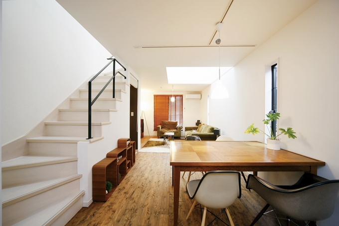 白いリビングイン階段