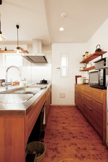 漆喰の壁、木のぬくもり、ナチュラルなキッチン