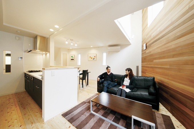 高窓からの採光が明るいリビング